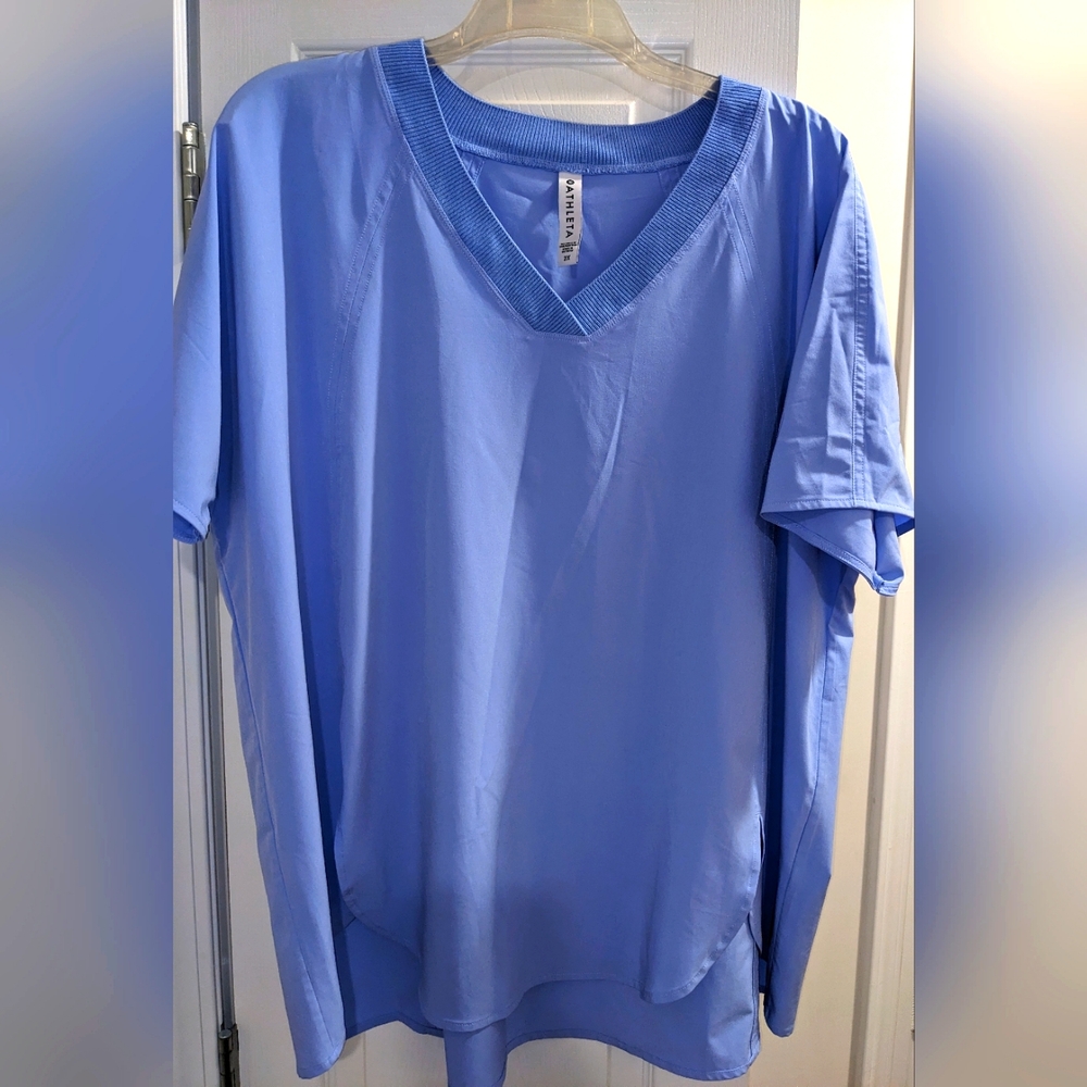AthletaV-Neck Zephyr Curved Hem Tee